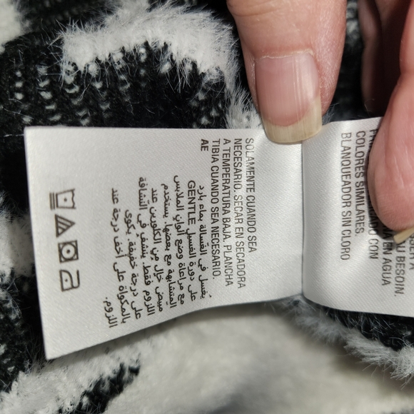 Bar III Black & White Zebra Print Sweater Size M Super Soft & Fuzzy Long Sleeves - Picture 11 of 13